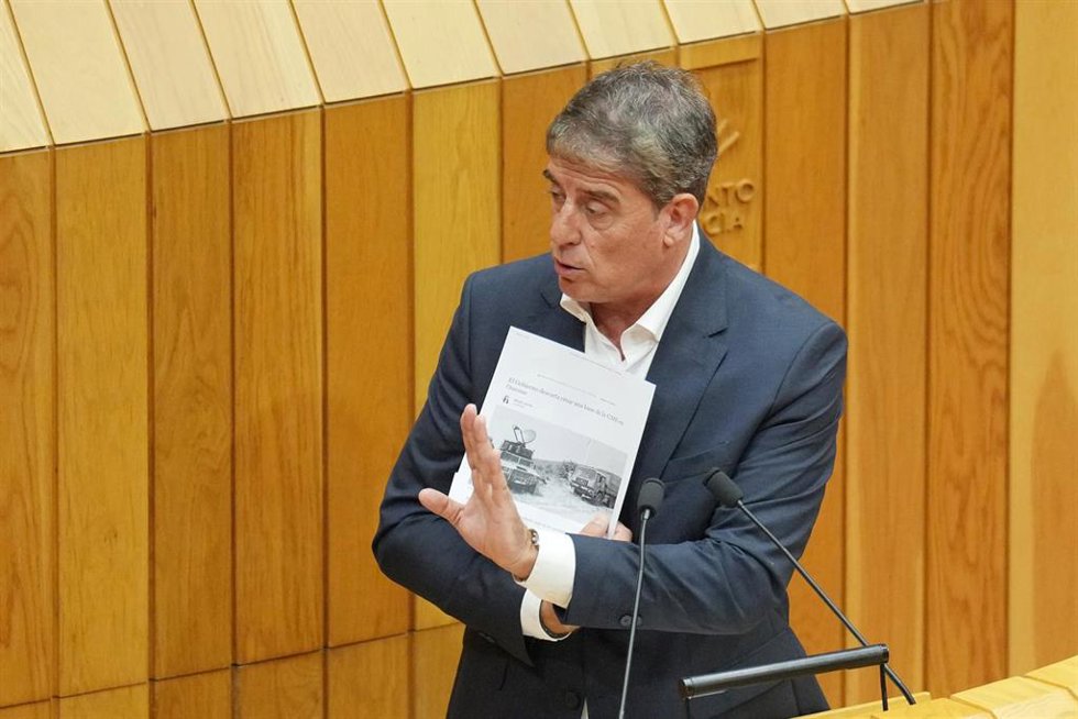 El portavoz del grupo parlamentario socialista de Galicia, José Ramón Gómez Besteiro, comparece en el Parlamento gallego, a 9 de septiembre de 2025, en Santiago de Compostela, A Coruña, Galicia (España). Rueda comparece por iniciativa propia para explic