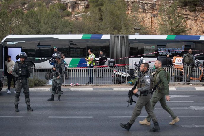 Agentes de la Policía de Israel tras un ataque contra un autobús en un cruce de entrada a la ciudad de Jerusalén (archivo)