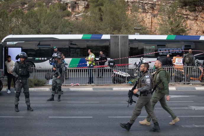 JERUSALÉM, 8 de setembro de 2025 -- A polícia trabalha no local de um ataque a tiros em um ônibus em Jerusalém, em 8 de setembro de 2025. Pelo menos seis pessoas foram mortas em um ataque a tiros em um ponto de ônibus em Jerusalém na segunda-feira, inform