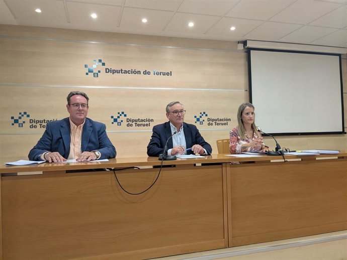 El diputado delegado de Cooperación Local de la DPT, José Luis Alvir; el presidente de la DPT, Joaquín Juste; y la diputada de Hacienda, Yolanda Sevilla.