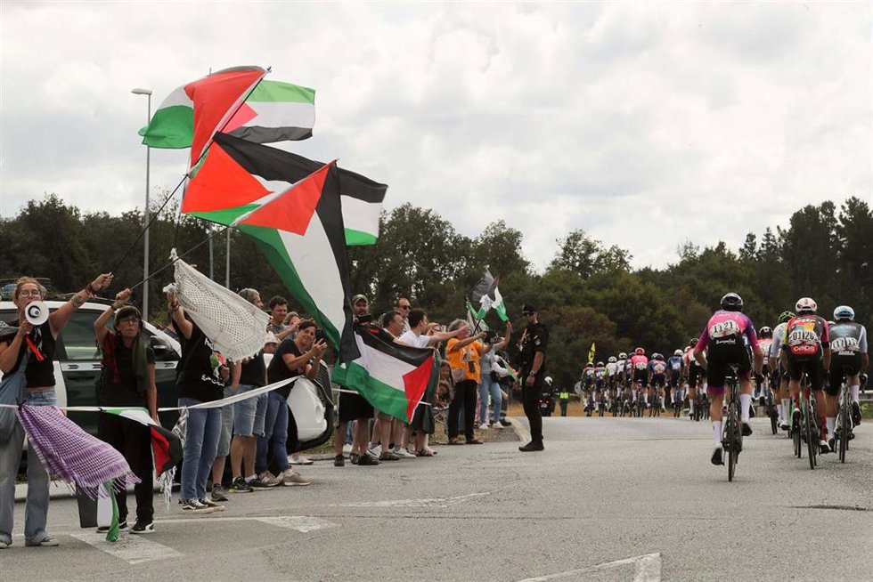 Activistas propalestinos intentan cortar la carretera durante la 15 etapa de la Vuelta Ciclista a España, a 7 de septiembre de 2025, en O Corgo, Lugo, Galicia (España). Se produce en la 15 etapa de la Vuelta Ciclista a España bajo el lema Fora Israel