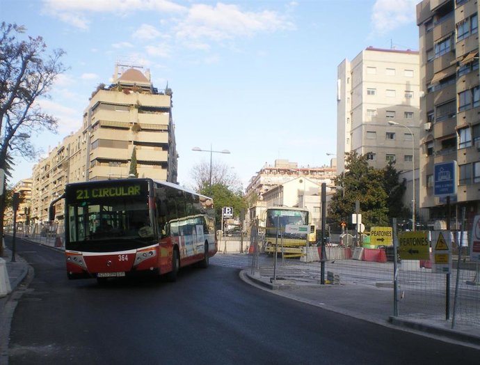 Archivo - Autobuses en Granada, en imagen de archivo