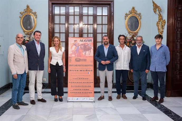 Almudena Martínez con los organizadores de la Gran Clase Práctica Magistral Taurina en Algar.