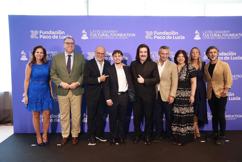 Foto de familia tras la rueda de prensa de la Fundación Cultural Latin Grammy.