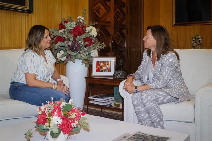 La portavoz del grupo municipal de Zaragoza en Común (ZeC) en el Ayuntamiento de Zaragoza, Elena Tomás, con la alcaldesa, Natalia Chueca