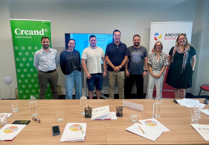 Els participants en la primera jornada del programa Enlaira