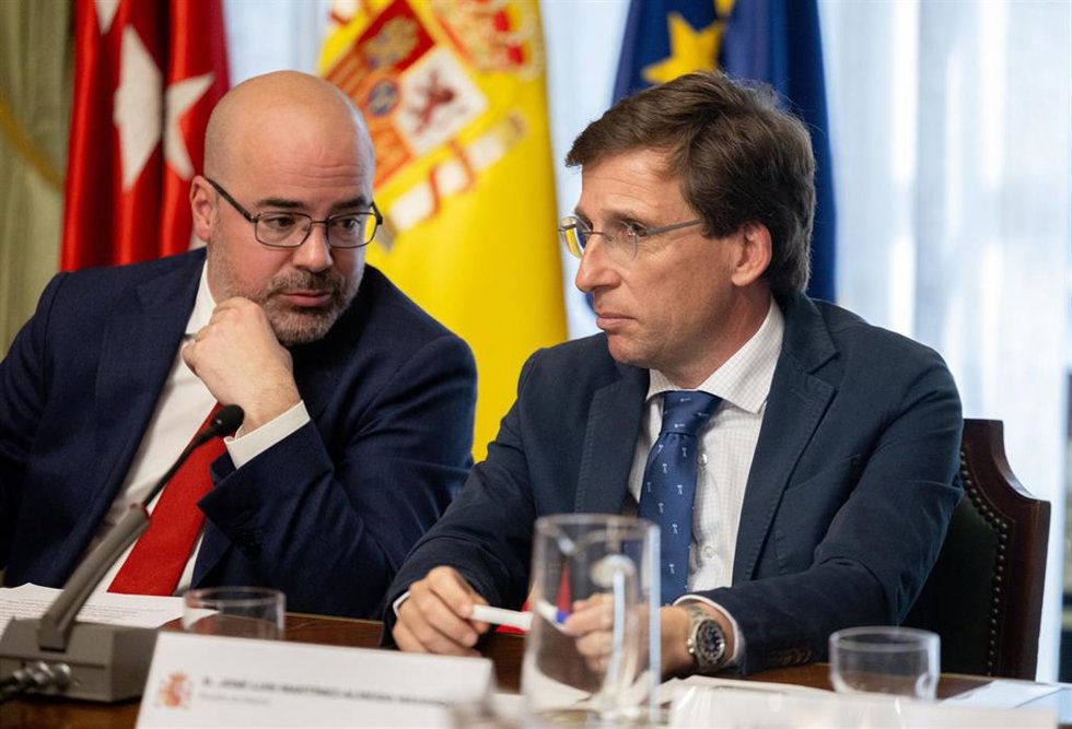 Archivo - El alcalde de Madrid, José Luis Martínez-Almeida (d), copreside el Consejo y la Junta Local de Seguridad de la ciudad de Madrid junto al delegado del Gobierno en la región, Francisco Martín (i), en la delegación del Gobierno en Madrid, a 18 de