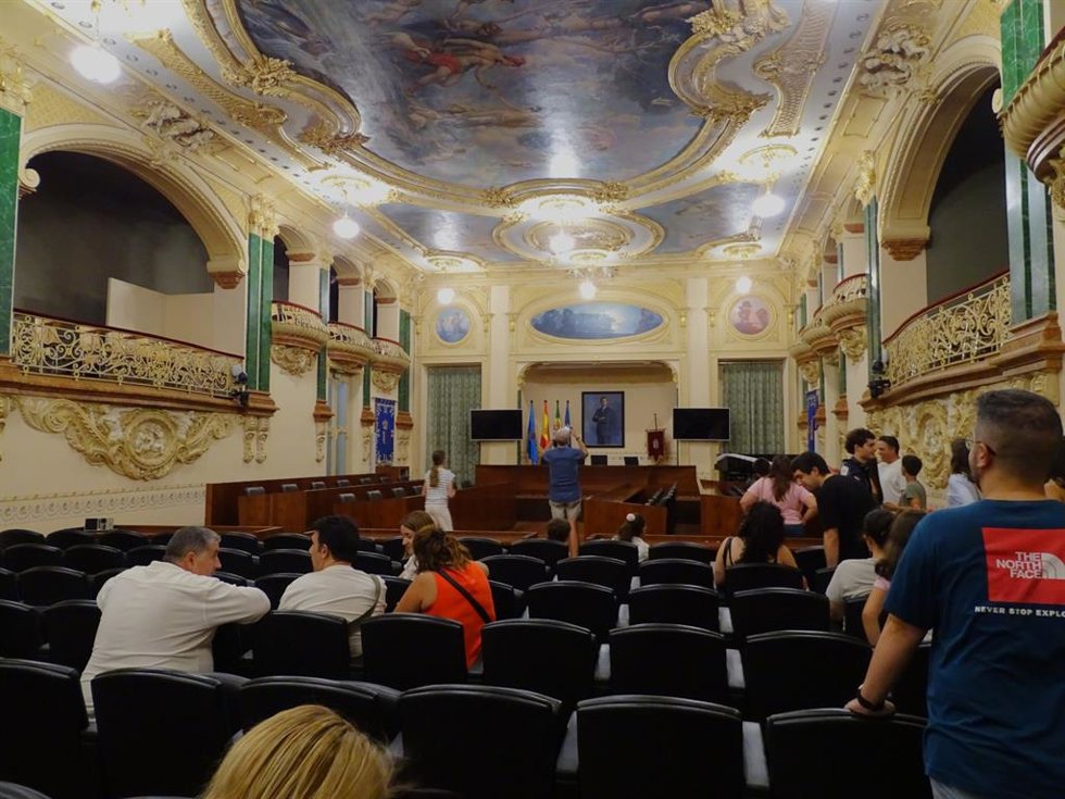 Visitas al Salón Noble de la Diputación de Badajoz en la Noche en Blanco.
