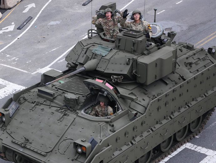Archivo - June 14, 2025, Washington Dc, Virginia, USA: Armoured vehicles drive down the avenue during the Army 250th Anniversary Parade in Washington, DC, USA, on June 14, 2025. The parade, which happened to coincide with US President Donald TrumpĂ•s 79th