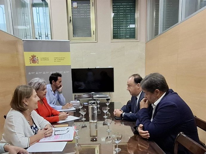 La subdelegada del Gobierno en Cádiz, Blanca Flores, en una reunión con el rector de la Universidad de Cádiz, Casimiro Martell, y con la directora provincial del Servicio Público de Empleo Estatal (SEPE), María Ángeles Álvarez Fidalgo.
