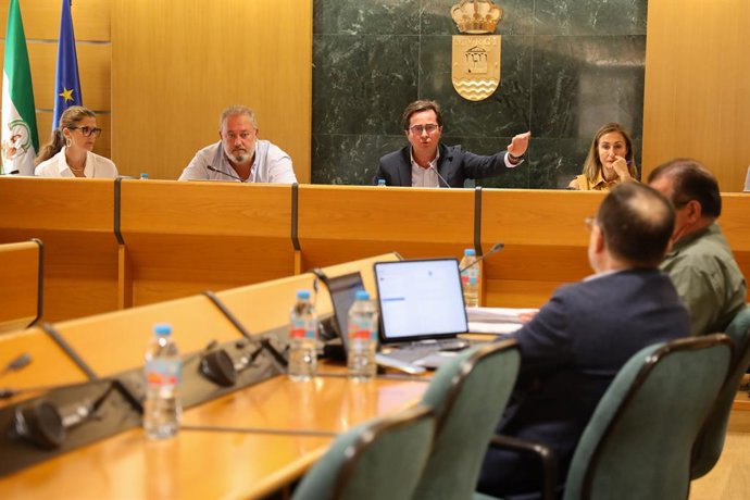 O prefeito de El Ejido (Almería), Francisco Góngora (PP), durante a sessão plenária.