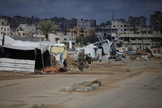 Archivo - 14 April 2025, Palestinian Territories, Al-Bureij: Displaced Palestinians living in makeshift tents due to Israeli war on Gaza, walk around their tents in Al-Bureij camp. Displaced Palestinians are struggling to survive their daily lives in diff