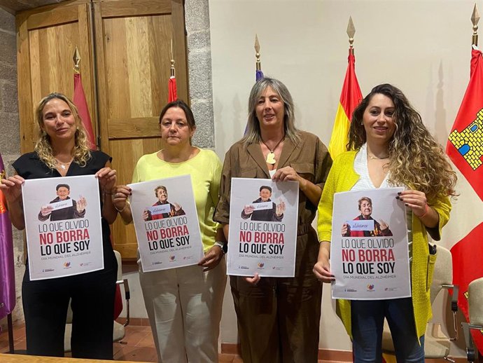 La teniente de alcalde de Servicios Sociales, Paloma del Nogal; la presidenta de Afávila, Montserrat Cortés; la directora de Afávila, Aurora Fernández, y la psicóloga de Afávila, Susana Martín.