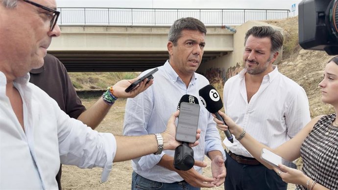 El 'president' de la Generalitat, Carlos Mazón (c), junto al alcalde de Elche (Alicante), Pablo Ruz (d) este martes