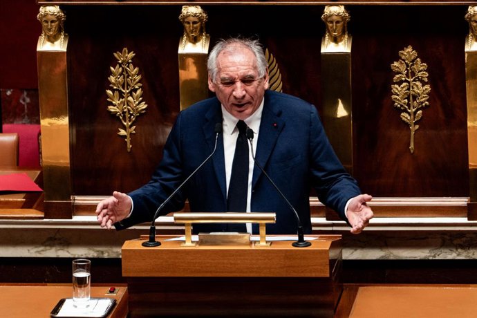 08 de setembro de 2025, França, Paris: O primeiro-ministro francês François Bayrou fala durante uma sessão parlamentar extraordinária antes de um voto de confiança sobre o orçamento de austeridade do governo na Assembleia Nacional. Foto: Stefano Lorusso/Z