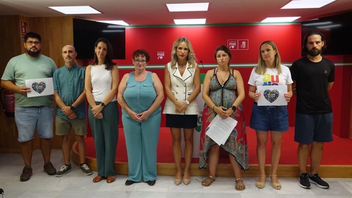 La secretaria de Educación del PSOE-A, Patricia Alba, en el centro de la imagen, rodeada de docentes interinos.