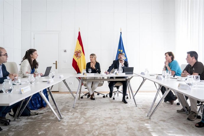 La vicepresidenta segunda y ministra de Trabajo y Economía Social, Yolanda Díaz, y el ministro de Cultura, Ernest Urtasun,  a 3 de septiembre de 2025, en Madrid (España). Durante la reunión, han hablado sobre la situación tras la oleada de incendios.