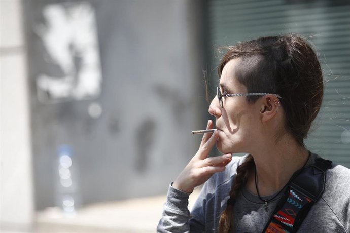 Archivo - Mujer fumando un cigarro.