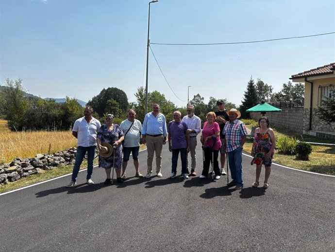 El vicepresidente primero de la Diputación de León y responsable del área de Infraestructuras, Roberto Aller (cuarto por la izquierda),  visita Sobrepeña tras la mejora de la LE-4613.