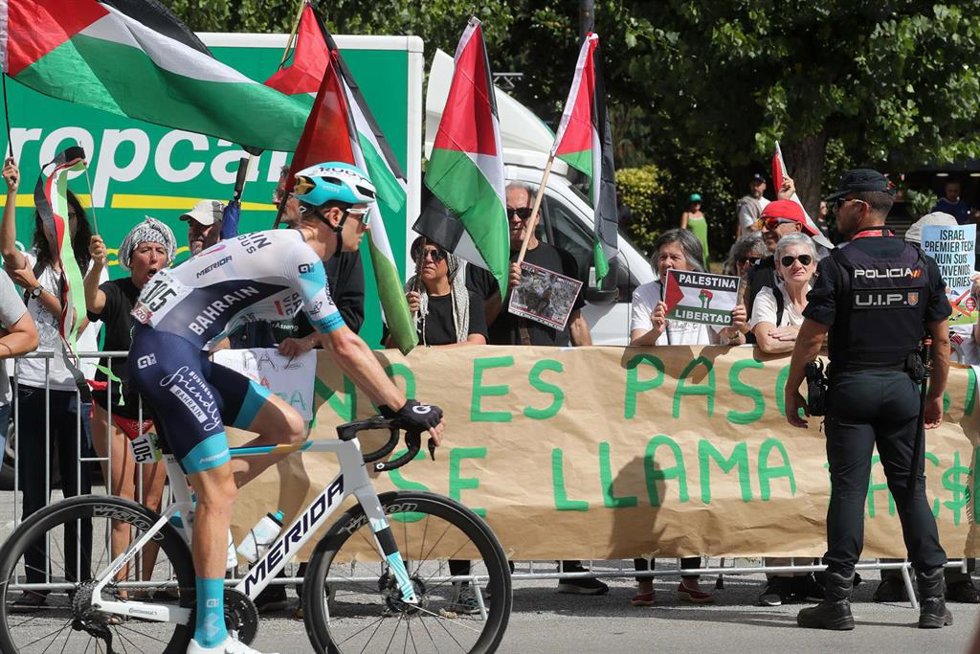 Un grupo de personas durante una concentración contra la participación de Israel en la Vuelta Ciclista a España 2025.