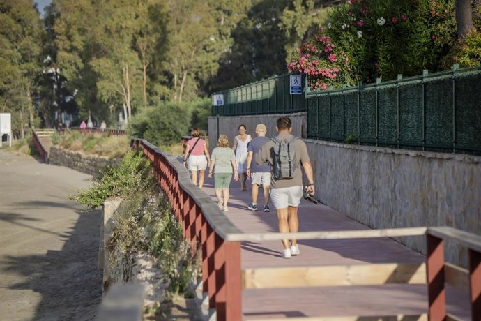 Archivo - Corredor litoral en Estepona (Málaga).