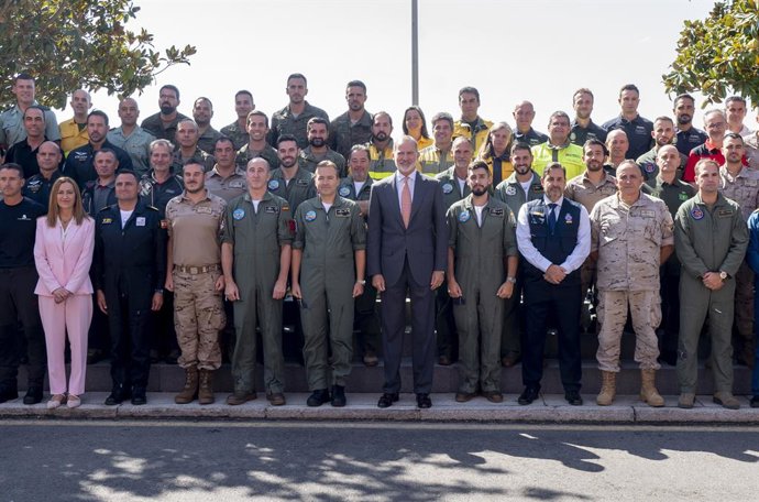 El Rey Felipe VI (c) recibe en audiencia a una representación del personal involucrado en el dispositivo aéreo que participó en la extinción de los incendios forestales del pasado mes de agosto, en el Palacio de la Zarzuela, a 9 de septiembre de 2025, en 