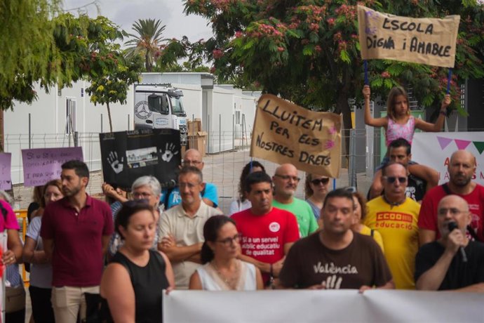 Varias personas con pancartas, durante una rueda de prensa en una protesta en Massanassa. 