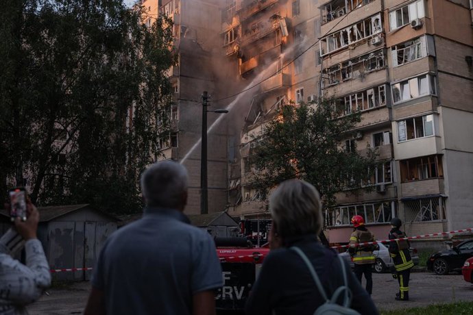 7 de setembro de 2025, Kiev, Ucrânia: Moradores reagem aos danos em seu prédio de apartamentos depois que um ataque combinado de mísseis e drones atingiu Kiev, na Ucrânia, na madrugada de domingo, 7 de setembro de 2025.
