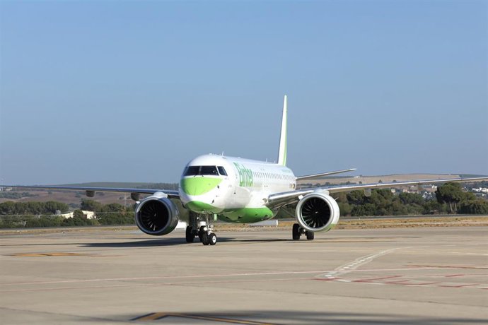 Archivo - Una avión de la aerolínea Binter procedente de las Islas Canarias aterriza en el aeropuerto de Jerez.