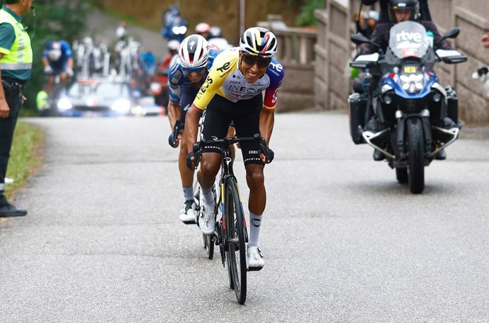 Egan Bernal (INEOS) vence a Mikel Landa (Soudal Quick-Step) en La Vuelta 2025.