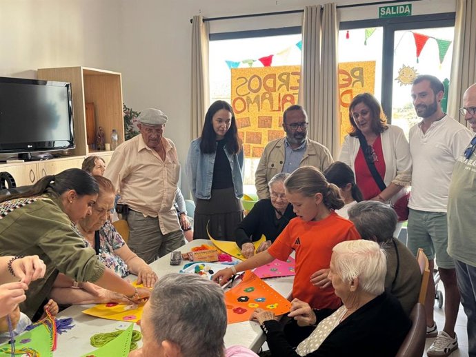 El presidente de la Diputación de Cáceres, Miguel Ángel Morales, visita el centro de mayores de Pescueza