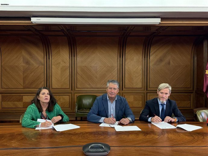 El concejal de Desarrollo Urbano, Luis Miguel García Copete (centro); el director de la Fgulem, José Carlos Alonso Marcos (derecha) y la secretaria general del Ayuntamiento de León, Carmen Jaén (izquierda), durante la firma del convenio.