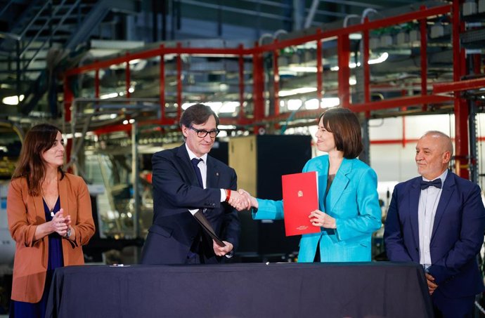 La consellera Núria Montserrat; el president Salvador Illa; la ministra Diana Morant; i el secretari d'estat de Ciència, Innovació i Universitats, Juan Cruz Cigudosa, durant l'acte de signatura