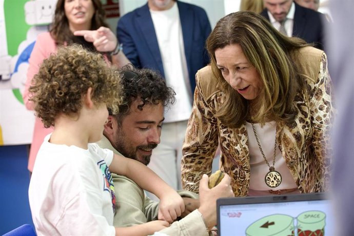 Archivo - Imagen de archivo de la consejera de Desarrollo Educativo y Formación Profesional, María del Carmen Castillo, durante la inauguración del CEIP Muelle del Tinto de  Huelva.