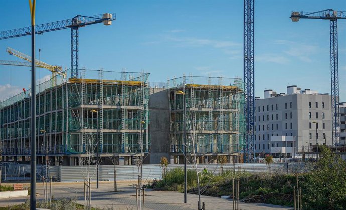 Archivo - Promoción de viviendas de Palmas Altas durante su construcción, como imagen de recurso.