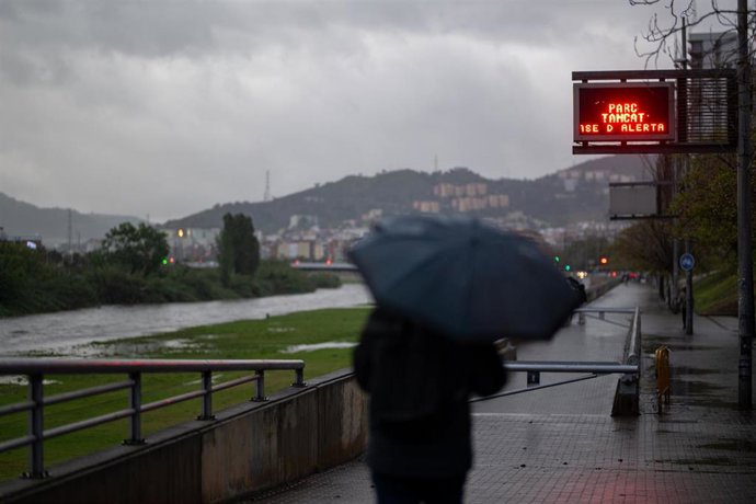 Archivo - Crecida del río Besós, a 29 de abril de 2024, en Santa Coloma de Gramenet, Barcelona, Catalunya (España). Protecció Civil de la Generalitat ha activado el Plan especial de emergencias por inundaciones (Inuncat) por la previsión de lluvias para e