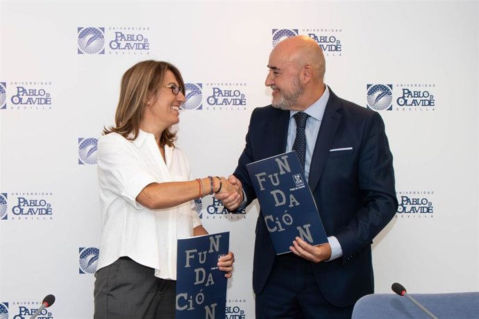 La vicerrectora de Relaciones Institucionales y Fundaciones, Laura López de la Cruz; y el director de Ingeniería y Arquitectura de Ayesa, Fidel San Emeterio, firman el convenio de colaboración.