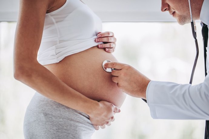Archivo - Mujer embarazada en la consulta del médico.