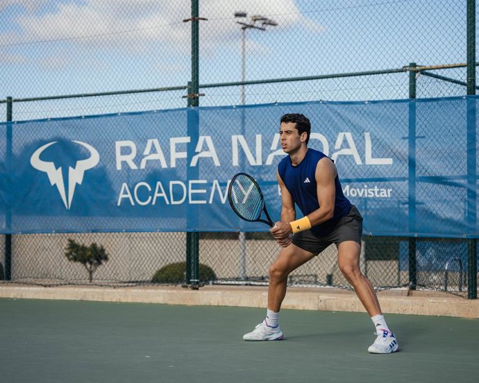 El tenista español Jaume Munar entrena en las instalaciones de la Rafa Nadal Academy.
