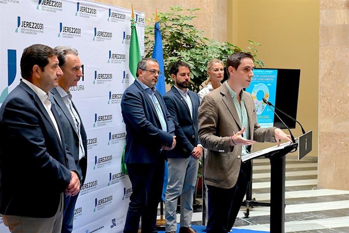 El teniente de alcaldesa de Servicios Públicos y Desarrollo Sostenible en el Ayuntamiento de Jerez de la Frontera (Cádiz), Jaime Espinar, presentando la programación de actividades de la Semana Europea de la Movilidad.