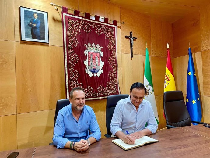 Firma de la cesión de un inmueble de Andalucía Emprende al Ayuntamiento de Dos Torres.