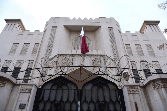 Archivo - BEIJING, Dec. 22, 2024  -- Qatari flag is seen hoisted at the Qatari embassy in Damascus, Syria, Dec. 21, 2024. Qatar officially reopened its embassy in the Syrian capital Damascus on Saturday, raising its national flag over the building for the