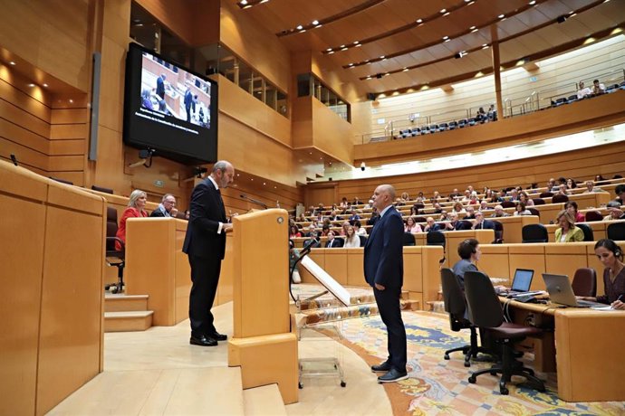 Matute acata la Constitución antes de tomar posesión como senador por Salamanca.