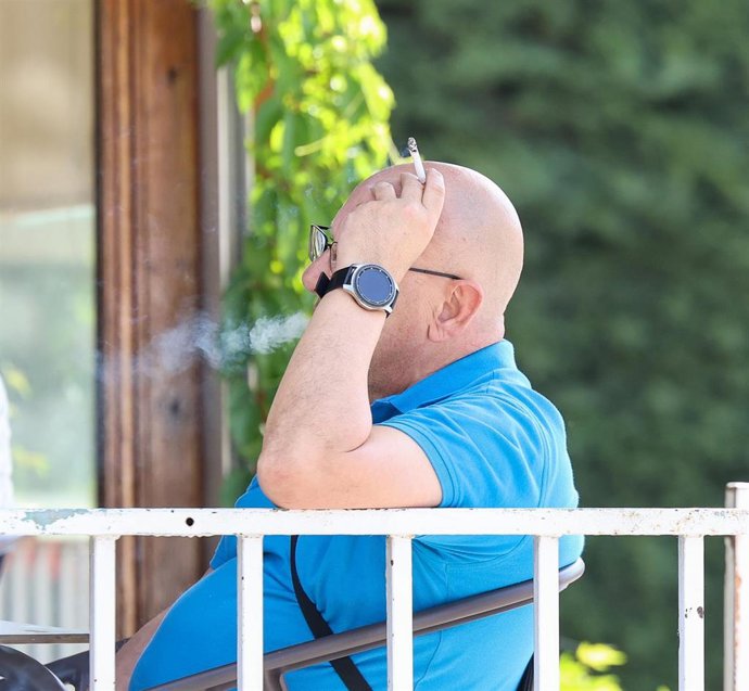 Archivo - Un hombre fumando, a 30 de mayo de 2025, en Madrid (España). El Ministerio de Sanidad trabaja en una reforma de la Ley del Tabaco que incluirá la ampliación de los espacios libres de humo con el objetivo de proteger a la población y desnormaliza