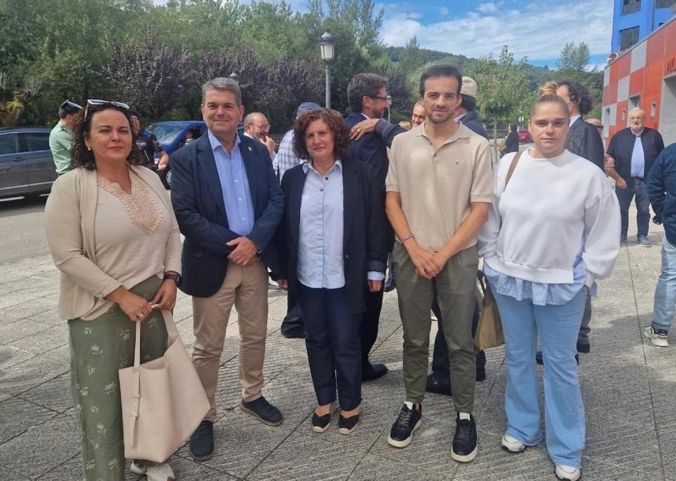 La concejala del San Martín del Rey Aurelio Esther Cepedal Cuenca, el alcalde, José Ramón Martín Ardines, la viceconsejera de Derechos Ciudadanos, Beatriz González Prieto, el director general de Agenda 2030, Juan Ponte, y la concejala Melisa Villar.