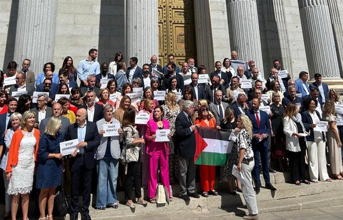 Archivo - El PSOE y sus socios se concentran en el Congreso para protestar contra el "genocidio" en Gaza.