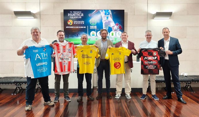 El presidente de la DPH, Isaac Claver, junto a los presidentes de los clubes oscenses de Tercer RFEF.