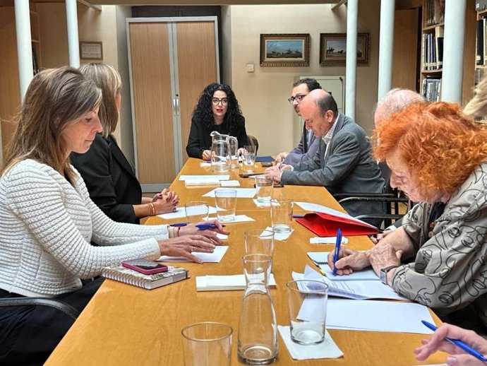 La Consejera De Cultura, Vanessa Gutiérrez (En La Cabecera De La Mesa En La Imagen), Preside La Reunión De La Junta De Gobierno Del Museo De Bellas Artes De Asturias.