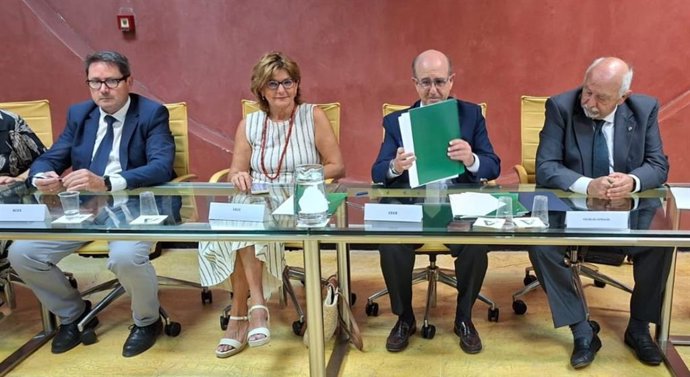 Imagen del acto de firma de los tres acuerdos.