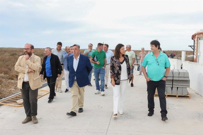 La alcaldesa de San Fernando, Patricia Cavada, en una visita al inicio de obras en el Paseo Marítimo de La Almadraba.